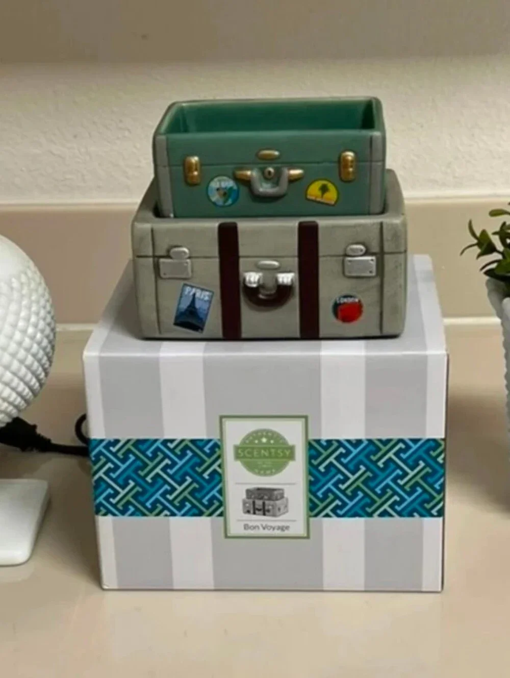 Scentsy Bon Voyage Warmer 2 Pc Luggage Trunk 1940 Style-Retired/RARE-NEW IN BOX